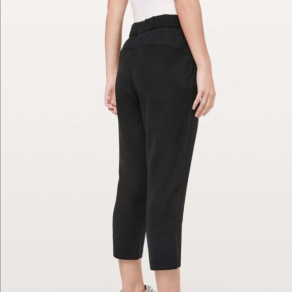 ✨ Lululemon On The Fly Crop *Woven ✨ - Picture 3 of 10